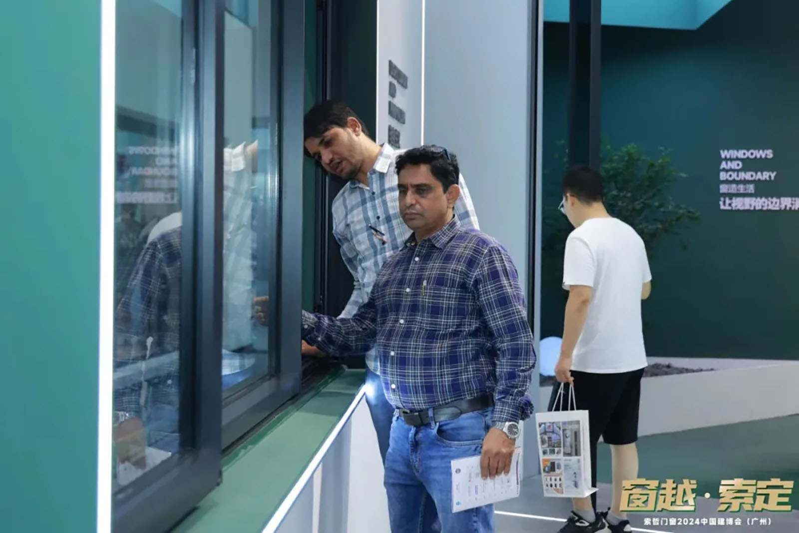 Experiencing the scene directly at the Building Materials Exhibition (17)