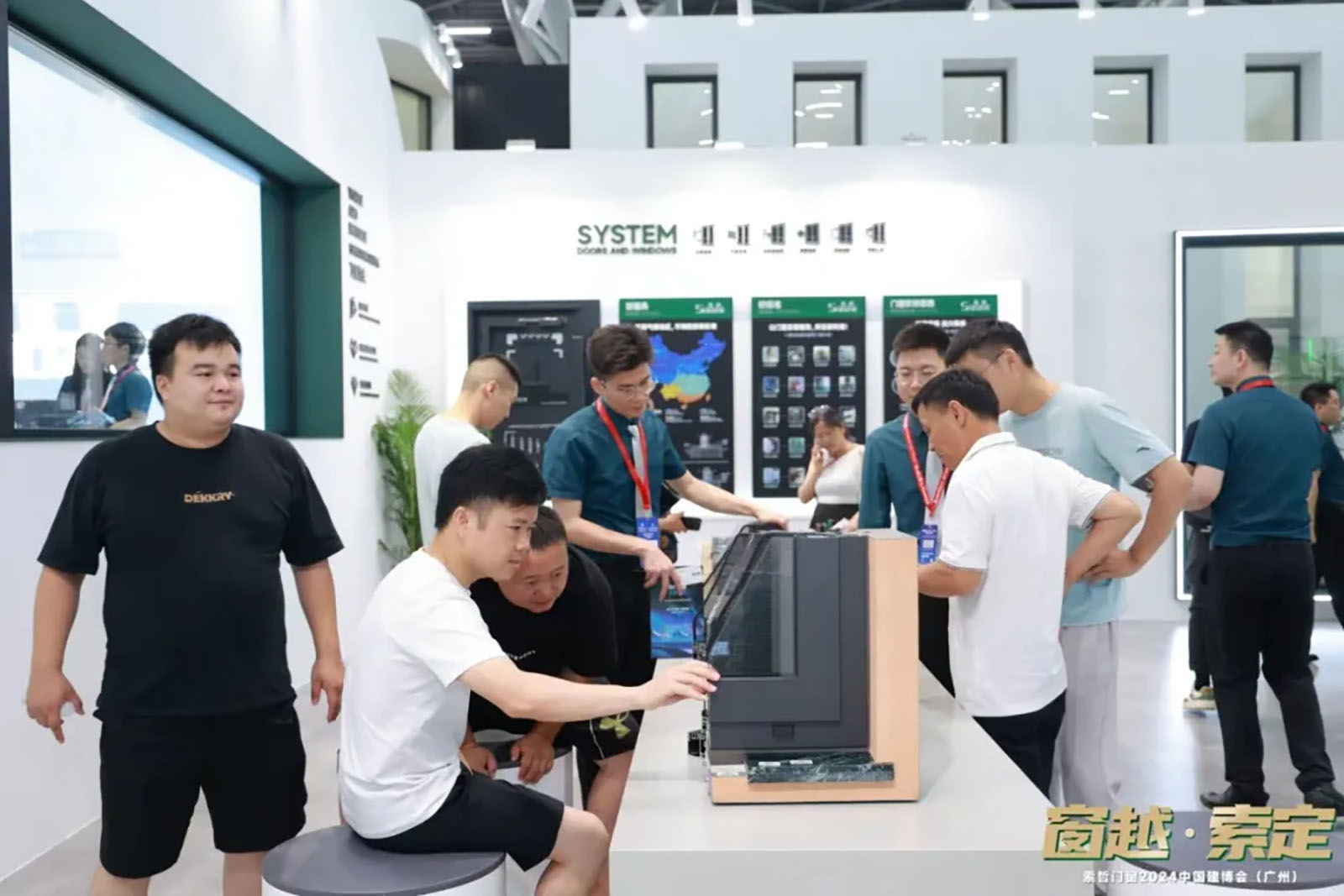 Experiencing the scene directly at the Building Materials Exhibition (19)