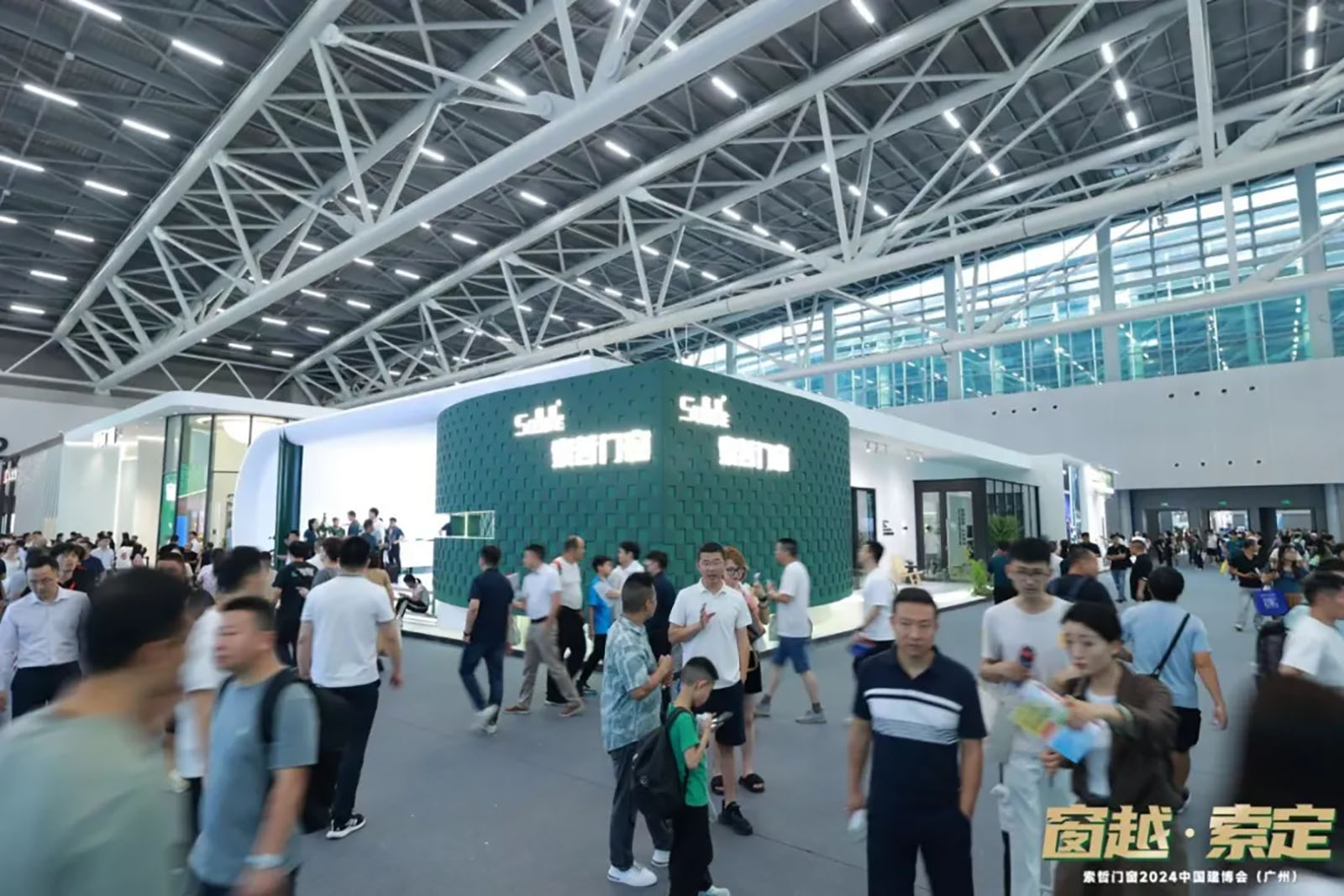 Experiencing the scene directly at the Building Materials Exhibition (2)