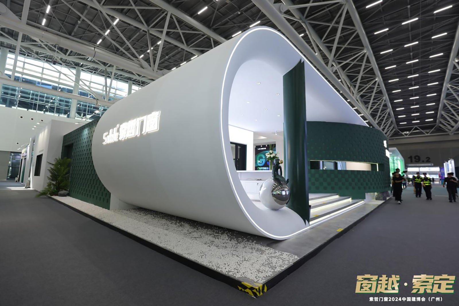 Experiencing the scene directly at the Building Materials Exhibition (1)