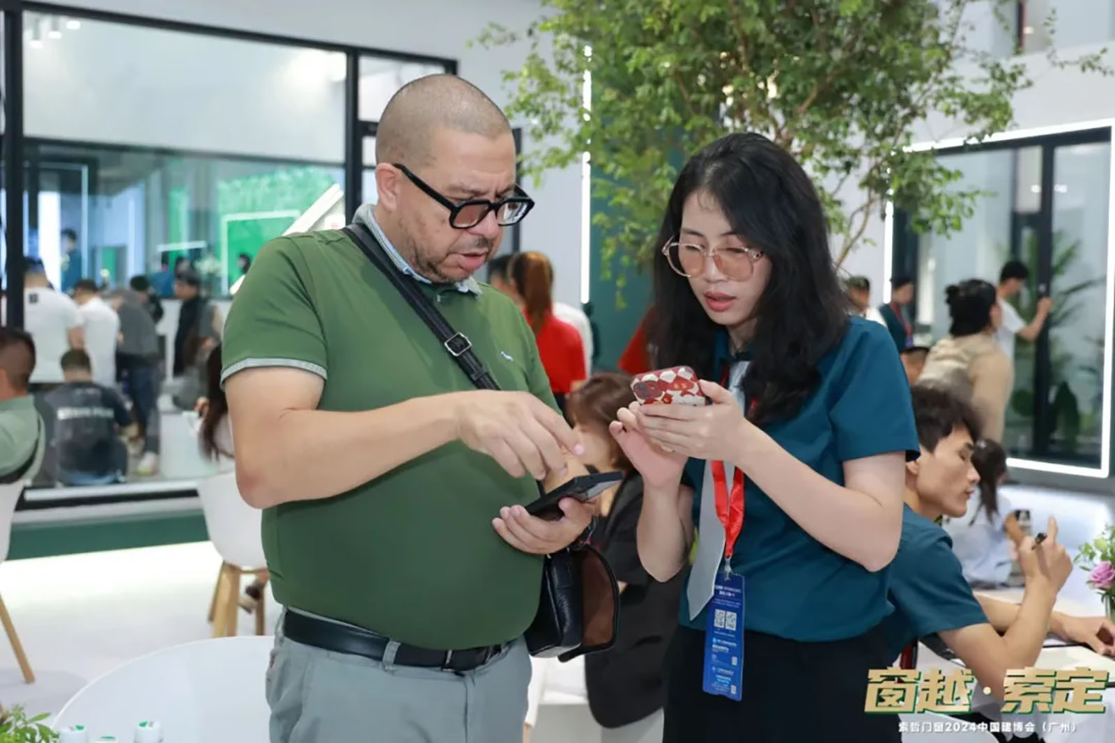 Experiencing the scene directly at the Building Materials Exhibition (15)